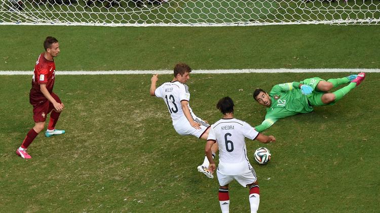 L'attaquant allemand Thomas Müller (c) inscrit son troisième but contre le Portugal, le 16 juin 2014 à Salvador [François-Xavier Marit / POOL/AFP]