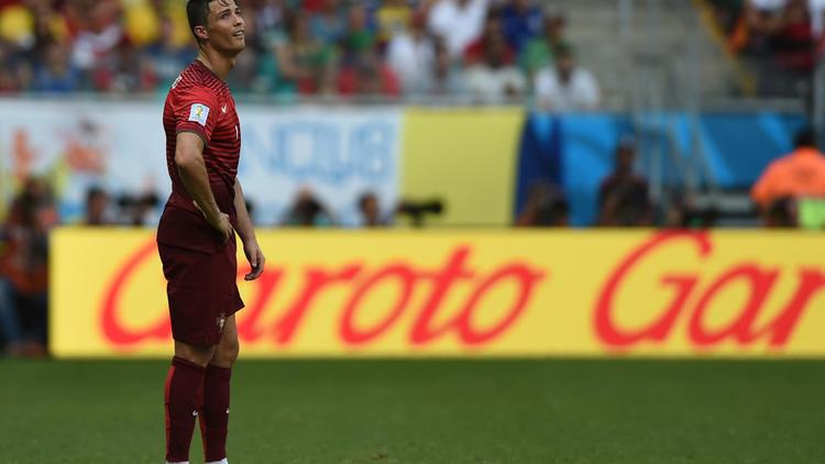 L'attaquant portugais Cristiano Ronaldo dépité, lors du match perdu contre l'Allemagne, le 16 juin 2014 à Salvador [Francisco Leong / AFP]