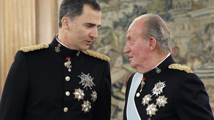 Le roi d'Espagne Felipe VI (g) et son père, le roi Juan Carlos qui a abiqué, à la Zarzuela à Madrid le 19 juin 2014  [Zipi / Pool/AFP/Archives]