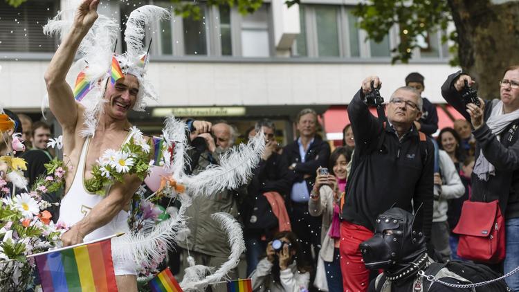 Des participants au défilé de la Gay Pride, dans les rues de Berlin, le 21 juin 2014 [Clemens Bilan / AFP]
