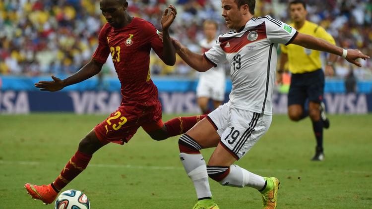 Le défenseur ghanéen Harrison Afful (g) au duel avec le milieu offensif de l'Allemagne Mario Götze (d), le 21 juin 2014, à Fortaleza [Patrik Stollarz / AFP]