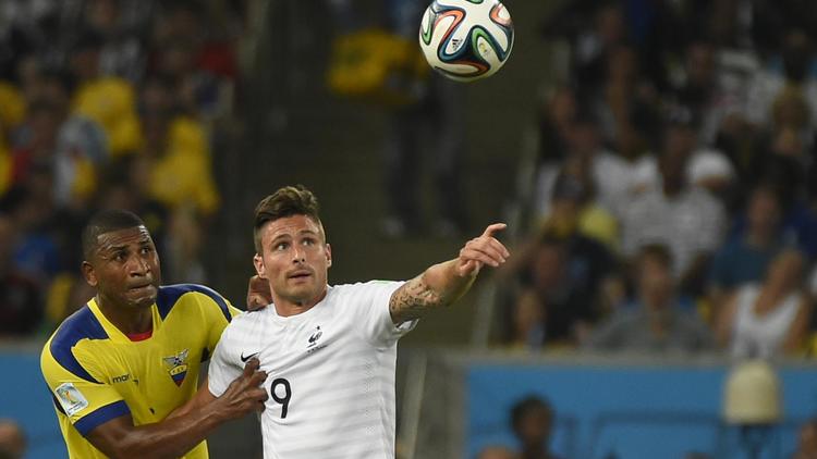 L'attaquant de l'équipe de France Olivier Giroud (d) lors du match du Mondial contre l'Equateur, à Rio de Janeiro le 25 juin 2014 [ / AFP]