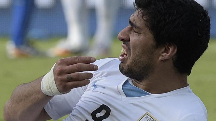 L'attaquant Luis Suarez juste après avoir mordu le défenseur italien Giorgio Chiellini lors du match Italie-Uruguay dans le Group D au Mondial, le 24 juin 2014 à Natal [ / AFP]