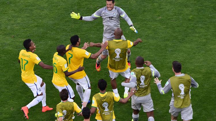 Les Brésiliens fêtent leur qualification pour les quarts de finale du Mondial après leur victoire contre le Chili, le 28 juin 2014 à Belo Horizonte [François-Xavier Marit / AFP]