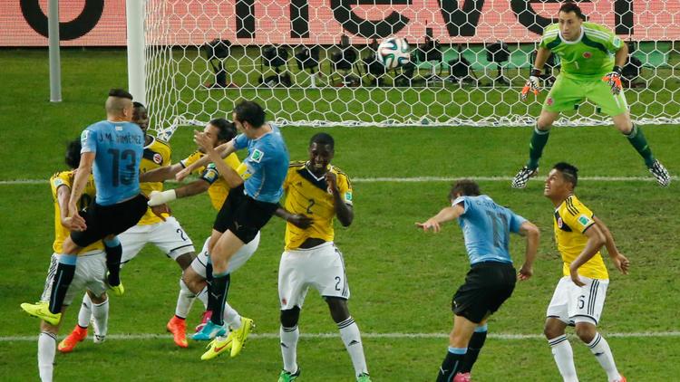 L'attaquant de l'Uruguay Christian Stuani (2e à droite) avec le défenseur de l'Uruguay Diego Godin (4e à gauche) et Jose Maria Gimenez (2e à gauche) lors du match contre la Colombie le 28 juin 2014 à Rio de Janeiro [Fabrizio Bensch / POOL/AFP]