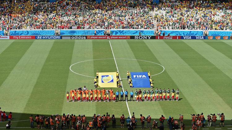 Les joueurs néerlandaise et mexicaine lors des hymnes nationaux avant leur 8e de  finale de la Coupe de monde à Fortaleza, le 29 juin 2014 [ / AFP]
