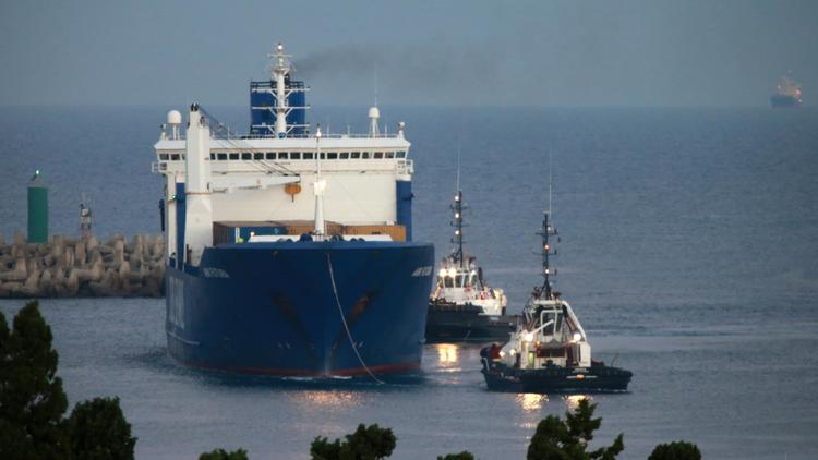 Le bateau danois Ark Futura arrive dans le port calabrais de Gioia Tauro avec une cargaison d'armes chimiques syriennes, le 2 juillet 2014 [Mario Tosti / AFP]
