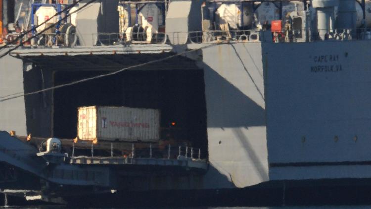 Des containers d'armes chimiques syriennes déchargées d'un cargo danois et transferrées sur un bâtiment américain, avant leur destruction en mer, le 2 juillet 2014 dans le port italien de Gioia Tauro [Mario Laporta / AFP]