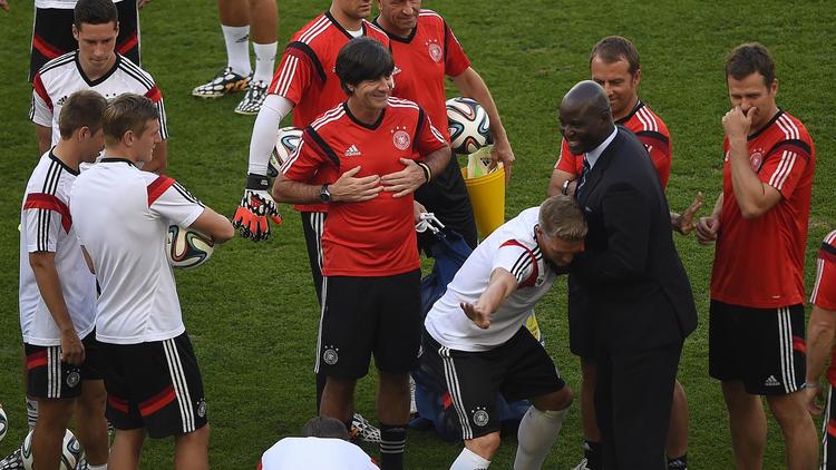 Le sélectionneur allemand Joachim Löw entouré de ses joueurs, lors d'un entraînement, le 3 juillet 2014 au Maracana à Rio [Franck Fife / AFP]
