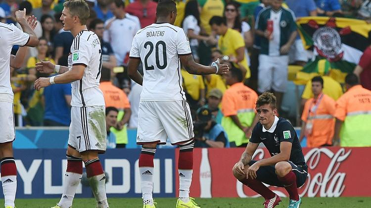 L'attaquant de l'équipe de France Antoine Griezmann abattu après la défaite de son équipe contre l'Allemagne (1-0), à Rio de Janeiro le 4 juillet 2014 en quart de finale de la Coupe du Monde. [Pedro Ugarte / AFP]