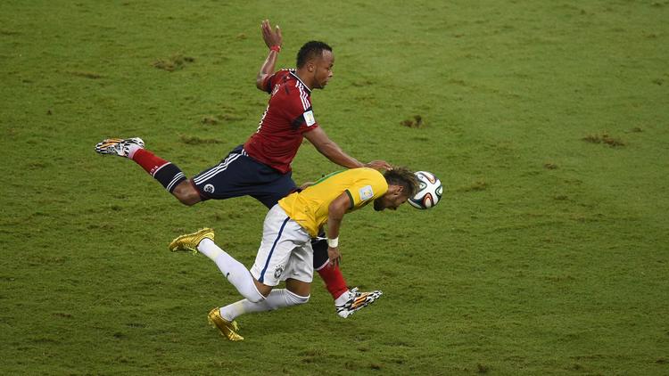Le défenseur colombien Juan Camilo Zuniga fait tomber l'attaquant brésilien Neymar durant le quart de finale Brésil - Colombie, le 4 juillet 2014 à Fortaleza [Odd Andersen / AFP]