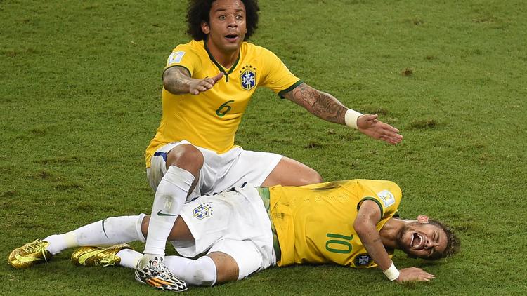 Le défenseur brésilien Marcelo demande de l'aide pour Neymar, blessé, durant le quart de finale contre la Colombie à Fortaleza, le 4 juillet 2014 [Odd Andersen / AFP]