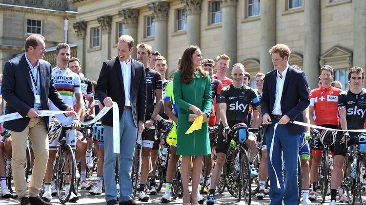 Christian Prudhomme (à gauche) et le couple princier du Royaume Uni, lance la 101e édition du Tour de France dans le Yorkshire, le 5 juillet 2014 à Leeds [ / AFP/Archives]
