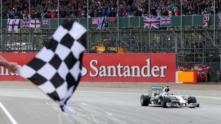 Le Britannique Lewis Hamilton franchit la ligne d'arrivée du GP de Grande-Bretagne, le 6 juillet 2014 à Silverstone [François Lenoir / POOL/AFP]