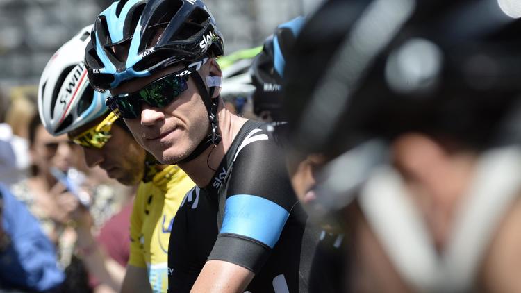 Christopher Froome (centre) lors du Tour de France, le 7 juillet 2014, entre Cambridge et Londres [Jeff Pachoud / AFP]
