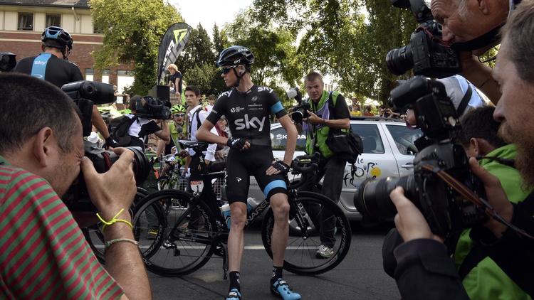 Le coureur britannique de Sky Chris Froome (c) avant le départ de la 5e étape du Tour de France entre Ypres et Arras, le 9 juillet 2014 [ / AFP]