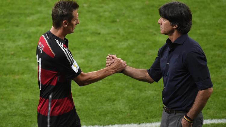 L'attaquant Miroslav Klose salue son sélectionneur, Joachim Löw, lors de la demi-finale du Monbdial contre le Brésil, le 8 juillet 2014 à Belo Horizonte [Odd Andersen / AFP]