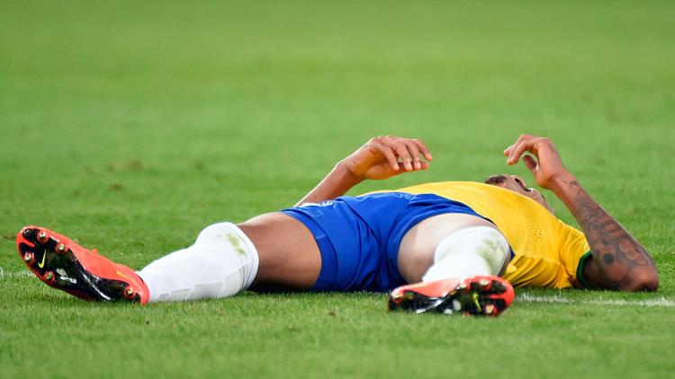 La chute du Brésil symbolisée par son milieu Luis Gustavo effondré à la fin de la calamiteuse demi-finale face à l'Allemagne, le 8 juillet 2014 à Belo Horizonte [ / AFP]