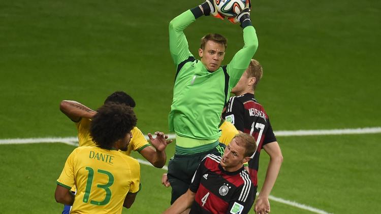 Le gardien de l'Allemagne Manuel Neuer s'impoose dans les airs devant les Brésiliens en demi fi nale du Mondial, le 8 juillet 2014 à Belo Horizonte [ / AFP/Archives]
