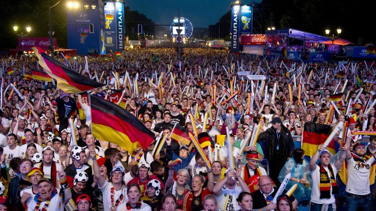 A Berlin, les supporteurs allemands étaient euphoriques après la démonstration de leur équipe face au Brésil en demi-finale, le 8 juillet 2014 à Belo Horizonte [ / AFP]