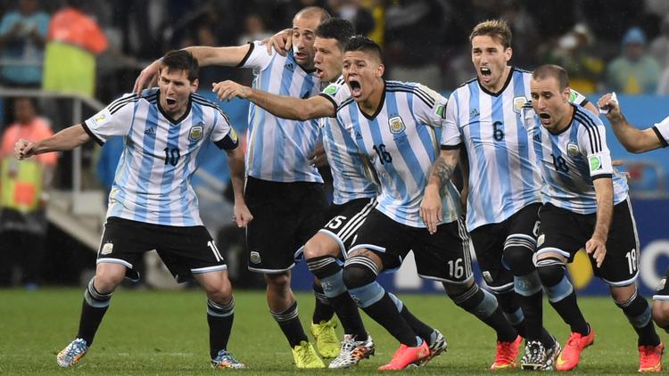 Les Argentins exultent à l'issue de la séance de tirs au buts victorieuse contre les Pays-Bas, le 9 juillet 2014 à Sao Paulo [Fabrice Coffrini / AFP]