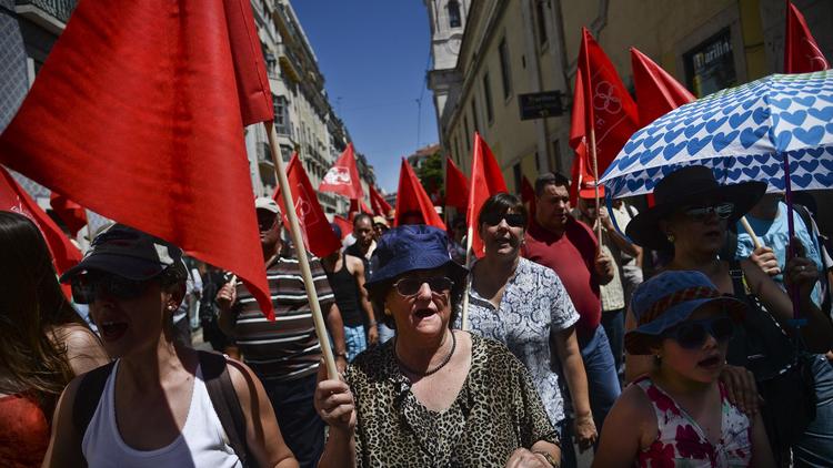 Plusieurs milliers de Portugais défilent à Lisbonne pour protester contre la politique d'austérité le 10 juillet 2014  [Patricia de Melo Moreira / AFP]