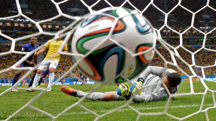 Le 3e but néerlandais inscrit par Georginio Wijnaldum face au Brésil, le 12 juillet 2014 à Brasilia [Damien Meyer / AFP]