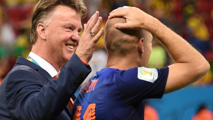 Le coach néerlandais Louis van Gaal (g) à la fin du match pour la 3e place remporté par les Pays-Bas aux dépens du Brésil, le 12 juillet 2014 à Mane Garrincha à Brésilia [ / AFP/Archives]