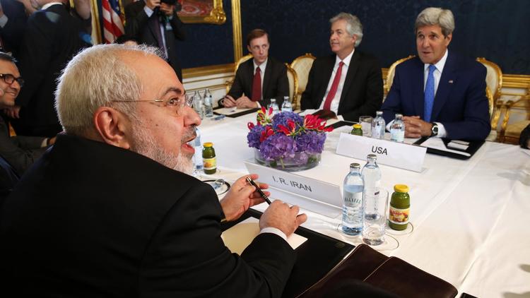 Le ministre iranien des Affaires étrangères Javad Zarif (gauche) lors d'une rencontre avec le secrétaire d'Etat américain John Kerry à Vienne le 14 juillet 2014 [Jim Bourg / Pool/AFP/Archives]