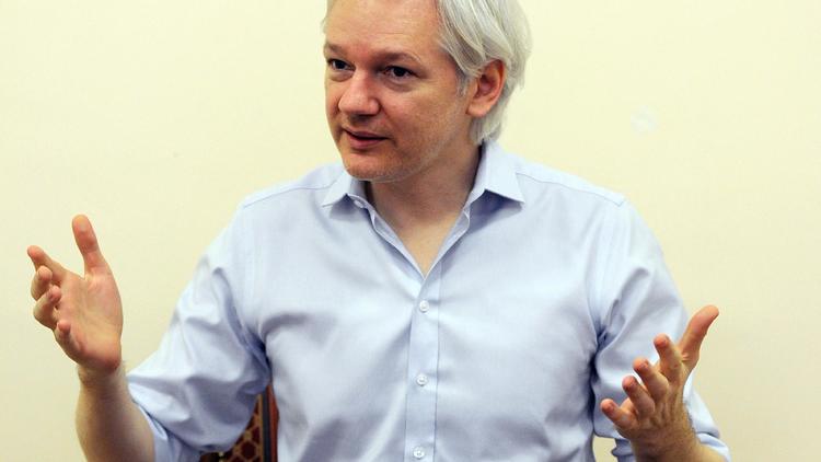 Le 14 juin 2013, le fondateur de  Wikileaks Julian Assange s'adresse à des journalistes au sein de   l'ambassade de l'Equateur à Londres où il s'est réfugié en juin 2012  [Anthony Devlin / Pool/AFP/Archives]