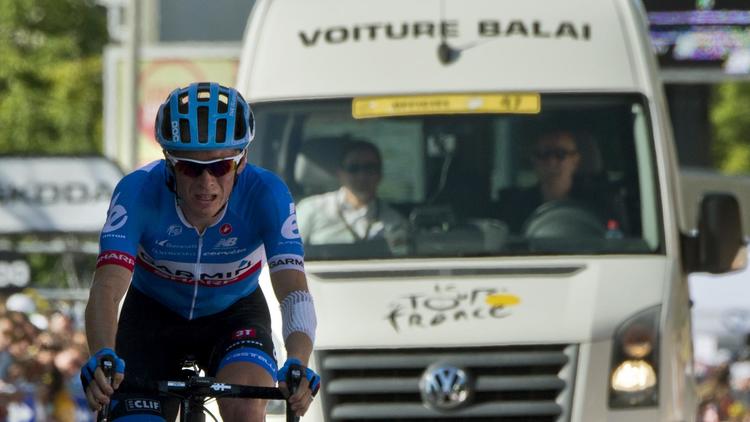 L'Américain Andrew Talansky termine la 11e étape du Tour de France devant la voiture balai, le 16 juillet 2014 à Oyonnax [Lionel Bonaventure / AFP]