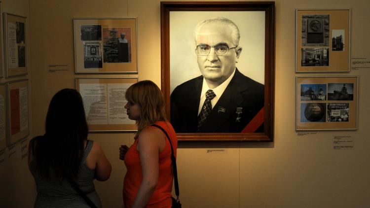 Des femmes visitent une exposition le 6 juillet 2014 à Moscou, rendant hommage à Iouri Andropov,  ex-numéro un soviétique, ex-chef du KGB, féroce persécuteur des dissidents [Kirill Dudryavtsev / AFP]