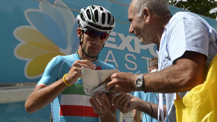 L'Italien Vicenzo Nibali, leader du Tour de France au classement général, à la sortie de son hôtel avant une séance d'entraînement lors du 2e jour de repos du Tour, le 21 juillet 2014 à Lignan-sur-Orb. [Eric Feferberg / AFP]