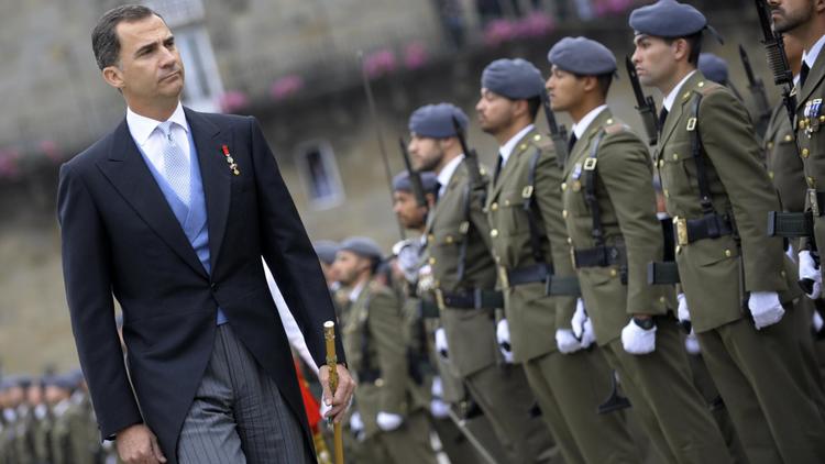 Le roi d'Espagne Felipe VI (g) passe en revue les soldats, le 25 juillet 2014 à Saint-Jacues-de-Compostelle [Miguel Riopa / AFP]