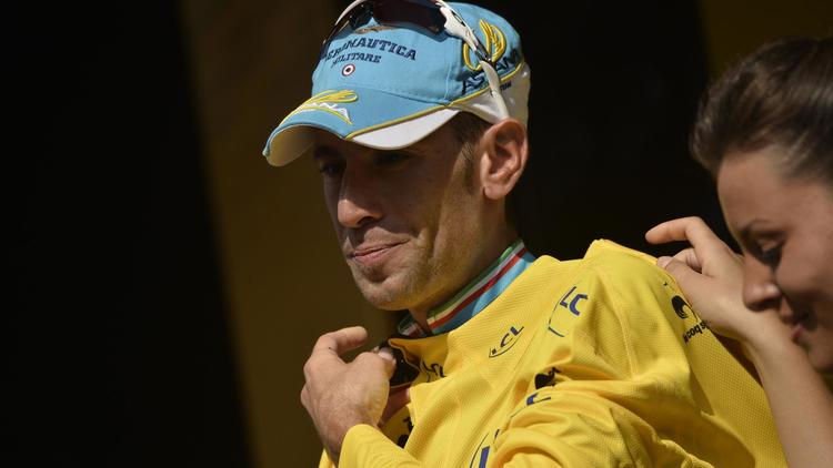 Le maillot jaune du Tour de France Vincenzo Nibali, à l'issue du contre-la-montre, le 26 juillet 2014 à Périgueux [Jeff Pachoud / AFP]
