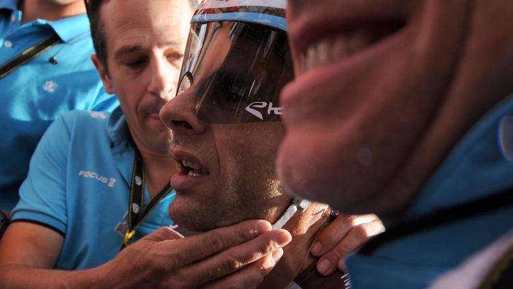 L'émotion du Français Jean-Christophe Péraud, 2e du classement général du Tour de France, après le contre-la-montre, le 26 juillet 2014 à Périgueux [Guillaume Souvant / AFP]