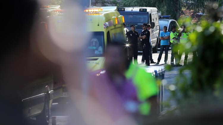 La police à l'arrivée d'une ambulance transportant le prêtre espagnol infecté par Ebola, Miguel Pajares Martin, transféré à l'hôpital Carlos III à Madrid le 7 aout 2014  [Cesar Manso / AFP]