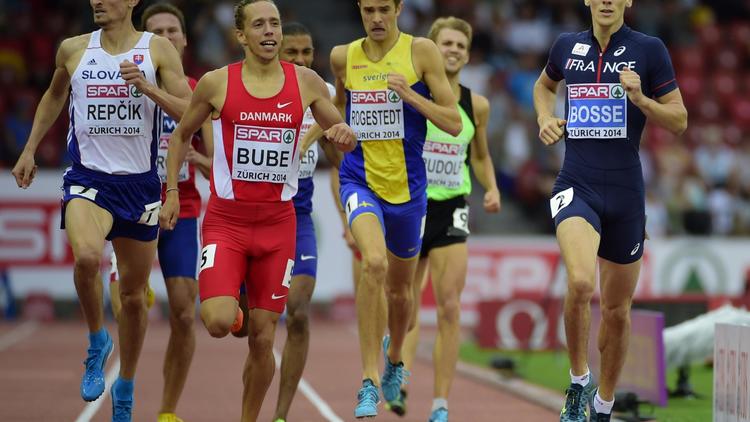 Le Français Pierre-Ambroise Bosse (d) lors de sa série du 800 m des Championnats d'Europe d'athlétisme, le 12 août 2014 à Zurich [Olivier Morin / AFP]