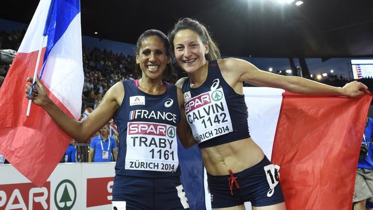 Les Françaises Laila Traby (g) et Clémence Calvin, respectivement 3e et 2e du 10.000 des Championnats d'Europe à Zurich, le 12 août 2014 [Franck Fife / AFP]