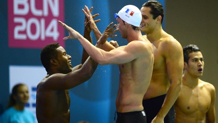 Les relayeurs français fêtent leur titre de champions d'Europe du 4x100 m nage libre, le 18 août 2014 à Berlin [John MacDougall / AFP]