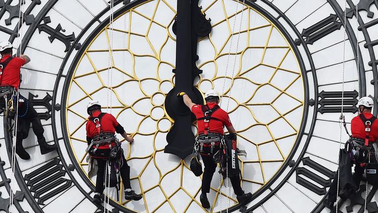 Une équipe de nettoyeurs professionnels s'attellent à nettoyer Big Ben, la plus célèbre horloge de Londres, le 19 août 2014 [Ben Stansall / AFP]