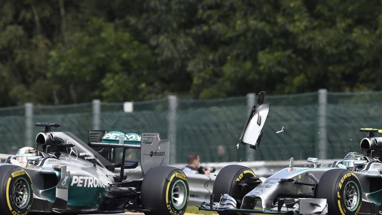 Lewis Hamilton (à gauche) et Nico Rosberg qui le heurte lors du Grand Prix de Belgique à Spa-Francorchamps le 24 août 2014 [John Thys / AFP/Archives]