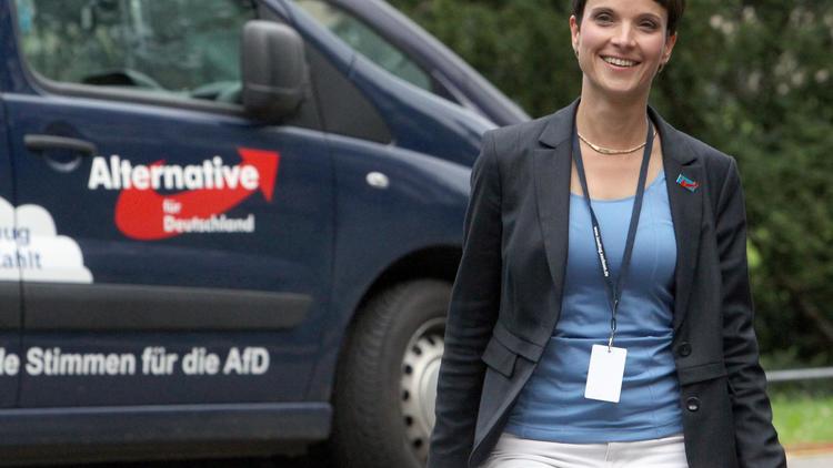 Frauke Petry, la chef de file du parti anti-euro Alternative für Deutschland, qui entre pour le première fois dans un parlement régional, en Saxe, le 31 août 2014 à Dresde [Sebastian Willnow / DPA/AFP]