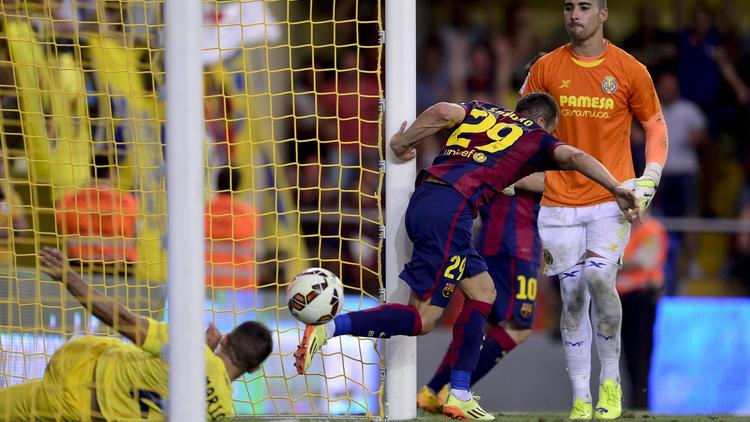 Le jeune attaquant de Barcelone Sandro Ramirez (N.29) marque pour son équipe et trompe le gardien de Villarreal en Liga, le 31 août 2014 au stade Madrigal  [ / AFP]