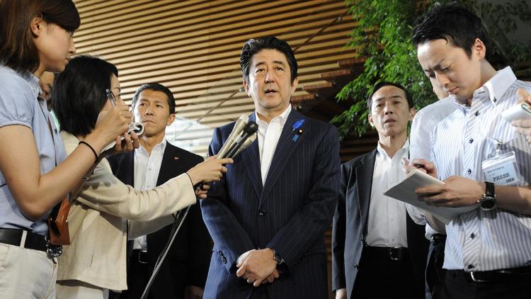 Le Premier ministre japonais Shinzo Abe (c) s'exprime devant des journalistes sur l'annonce de la levée partielle des sanctions contre Pyongyang, le 3 juillet 2014 à Tokyo [. / Jiji Press/AFP]