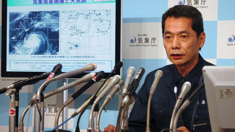 Satoshi Ebihara, un expert de l'agence météorologique du Japon, lors d'une conférence sur l'état d'alerte au super typhon Neoguri à Tokyo le 7 juillet 2014 [Jiji Press / Jiji Press/AFP]