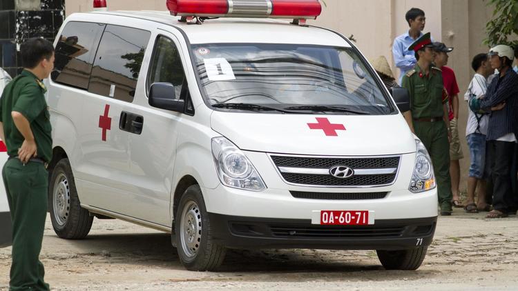 Une ambulance arrive dans un hôpital à Hanoï transportant des victimes du crash d'un hélicoptère militaire, le 7 juillet 2014 [ / AFP]