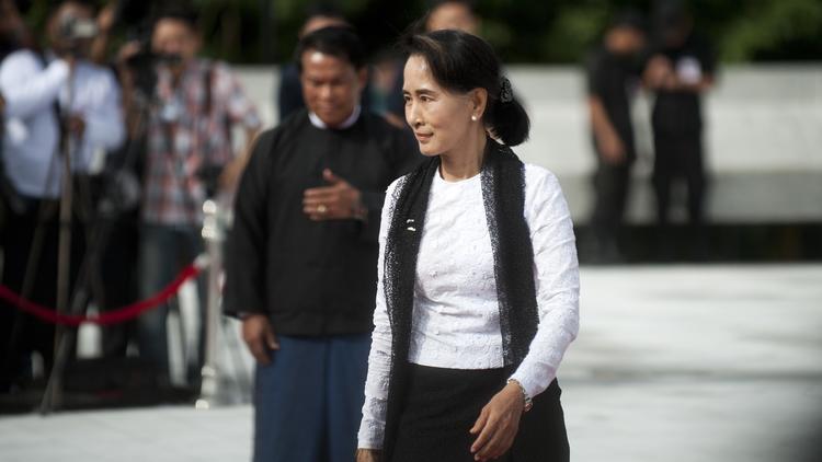 La leader démocrate Aung San Suu Kyi vient rendre hommage à son père lors du 67ème anniversaire du Jour des martyrs à Rangoon le 19 juillet 2014 [Ye Aung Thu / AFP]