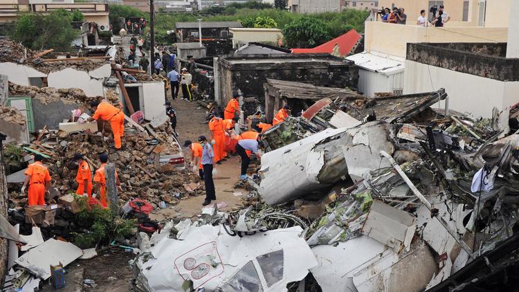 Les débris de l'avion de TransAsia Airways qui s'est écrasé le 23 juillet 2014 près de l'aéroport de Magong, sur une île de l'archipel de Penghu, faisant 48 victimes, dont 2 jeunes françaises [Sam Yeh / AFP/Archives]