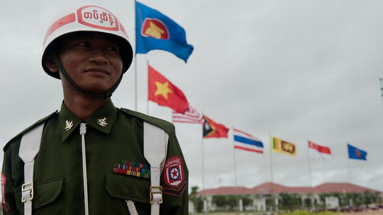 Un soldat birman garde le Centre de convention international birman pour la venue de la 47ème rencontre des pays de l'Asean le 8 août 2014 à Naypyidaw [Nicolas Asfouri / AFP]
